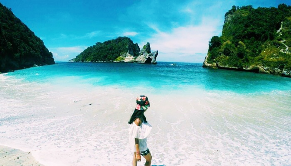 Nova Nusapenida We love long walks on the beach too.
